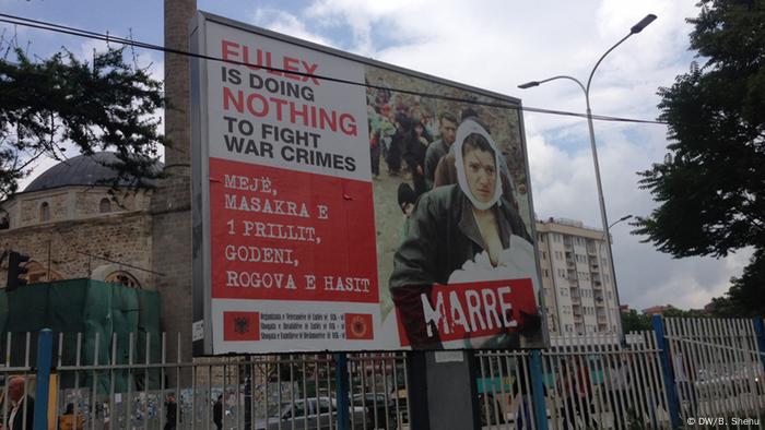 Plaket in Pristina gegen die Eulex Mission im Kosovo