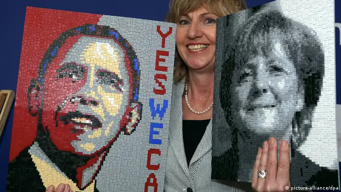 A woman holds sticker portraits of President Barack Obama and Chancellor Angela Merkel.
Foto: Marcus Führer dpa/lby +++(c) dpa - Report+++
