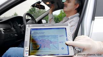 Auf einem mobilen Computer wird der Standort eines Autofahrers mit einem simulierten Herzinfarkt gezeigt - Foto: Armin Weigel(dpa)