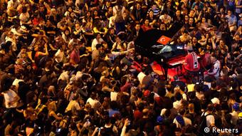 Davide Martello spielt inmitten der Demonstranten Klavier auf dem Taksim Platz