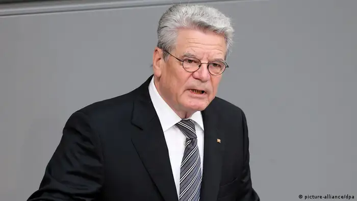 Bundespräsident Joachim Gauck spricht am 14.06.2013 im Deutschen Bundestag in Berlin. Das Staatsoberhaupt nahm an einer Feierstunde zum 60. Jahrestag des DDR-Volksaufstandes vom 17. Juni 1953 teil. Foto: Wolfgang Kumm/dpa