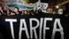 Manifestantes em São Paulo seguram faixa com a palavra "Tarifa" Manifestantes em São Paulo seguram faixa com a palavra "Tarifa"