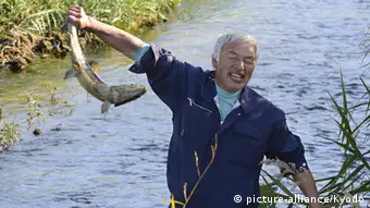 Naoto Matsumura fängt einen Lachs in Tomioka Fukushima