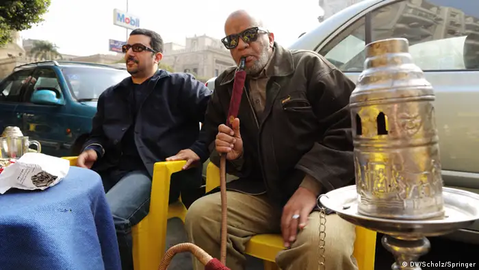 Zwei Herren rauchen Wasserpfeife in einem Kairoer Straßencafé (Foto: Scholz/Springer)
