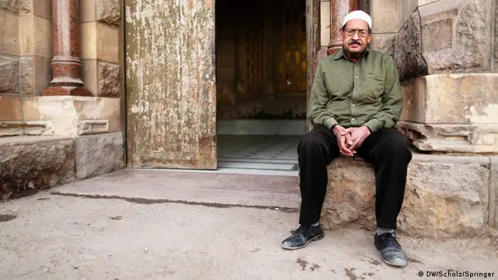 Älterer Mann bewacht eine Grabstätte in einem der Kairoer Armenviertel (Foto: Scholz/Springer)

