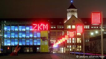 Deutschland Museum Außenansicht der Frontseite des Karlsruher Zentrums für Kunst und Medientechnologie (ZKM)
