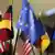 Ein Fahnenständer mit einer USA-, Deutschland- und Europaflagge steht vor einem Spiegel im Loeb-Haus an der Havard Universität in Boston, aufgenommen am 12.04.2008. Foto: Arno Burgi dpa +++(c) dpa - Report+++