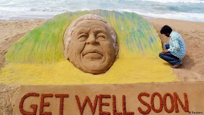 Weltweit hoffen die menschen auf die Genesung von Nelson Mandela - wie dieser Künstler in Indien // Artist Sudarshan Pattnaik works on a sand sculpture created in the likeness of former South African President Nelson Mandela, to wish him a speedy recovery, in Puri, about 65km (40 miles) from the eastern city Bhubaneswar in the Indian state of Odisha June 9, 2013. Mandela, who became a global symbol of triumph over adversity and South Africa's first black leader in 1994 after the defeat of apartheid, was hospitalised early on Saturday after his already frail health worsened. REUTERS/Stringer (INDIA - Tags: SOCIETY POLITICS HEALTH TPX IMAGES OF THE DAY) eingestellt von ml