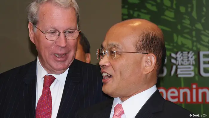 Parteivorsitzender der DPP, Su Tseng-chang (rechts) mit dem Vorsitzenden der amerikanischen Vertretung in Taiwan, Raymond Burghardt (links). Copyright: DW/Liu Xin