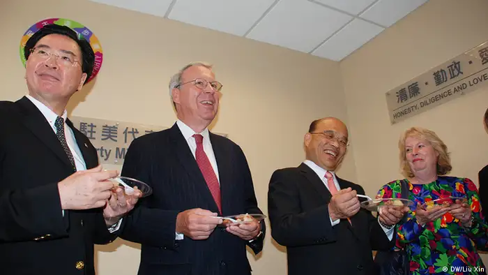 Parteivorsitzender der DPP, Su Tseng-chang (2. rechts) mit dem Vorsitzenden der amerikanischen Vertretung in Taiwan, Raymond Burghardt (2. links), und dem Vertretungsbüroleiter der DPP in den USA, Joseph Wu(1. links) Copyright: DW/Liu Xin