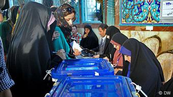 Iranische Frauen in einem Wahllokal in Teheran (Foto:DW)