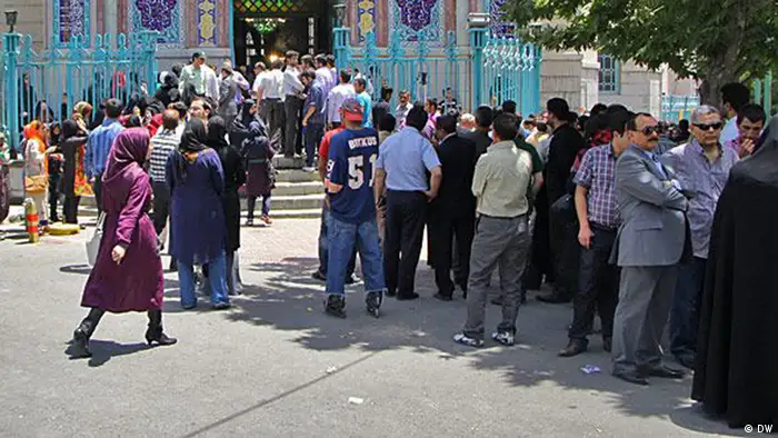 Präsidentenwahl im Iran am 14. Juni 2013, ein Wahllokal. Alle Quellen: DW, Photograph möchte unerkannt bleiben. Lizenz: frei Zugestellt von Abbas Koushk Jalali