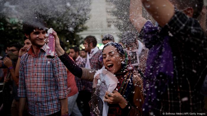 Anhänger Rohanis feiern in den Straßen von Teheran (Foto: AFP/Getty Images)