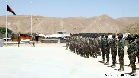 Bundeswehrsoldaten übergeben einen Außenposten an das afghanische Militär (Foto: EPA/JAWED KARGAR/dpa)