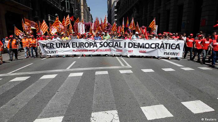 Demonstranten in Barcelona mit Banner (Foto: rtr)