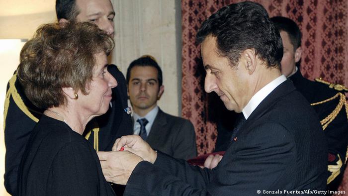 Frankreichs Staatspräsident Nicolas Sarkozy heftet Beate Klarsfeld am 23.11.2007 den Orden Offizier der Ehrenlegion an.