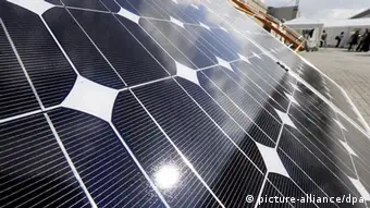 ARCHIV - ILLUSTRATION - Solarzellen sind am 21.09.2009 in Hamburg auf der 24. Kongressmesse für Photovoltaik ausgestellt. Der Mischkonzern Siemens baut das bisher vernachlässigte Solargeschäft kräftig aus. Für 418 Millionen Dollar (284 Mio Euro) übernimmt der Konzern die israelische Solel Solar Systems von privaten Eigentümern, wie Siemens am Donnerstag (15.10.2009) bestätigte. Foto: Maurizio Gambarini dpa/lby (zu dpa 0404 vom 15.10.2009) +++(c) dpa - Bildfunk+++