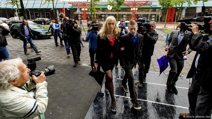 Umringt von Reportern kommen die Frau (l.) und der Sohn von Richard Nieuwenhuizen am Gerichtsgebäude von Lelystad an (Foto: EPA/ROBIN VAN LONKHUIJSEN/dpa)