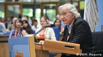 Der US-amerikanische Globalisierungskritiker Avram Noam Chomsky referiert beim GMF 2013 über „Wege zu einer gerechten Welt – Wie das Volk die Demokratie wiederbelebt“. 17.06.2013, Bonn, World Conference Center Bonn