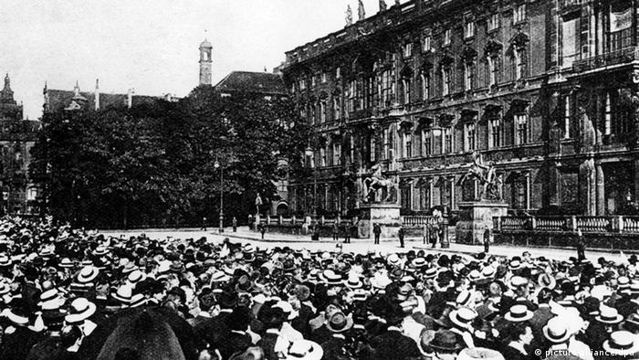 Versammelte Berliner Bürger warten am 01.08.1914 auf eine bevorstehende Rede des deutschen Kaisers Wilhelm II vor dem Stadtschloss in Berlin. Der Kaiser sprach kurz darauf zum Kriegseintritt Deutschlands und verkündete die allgemeine Mobilmachung.