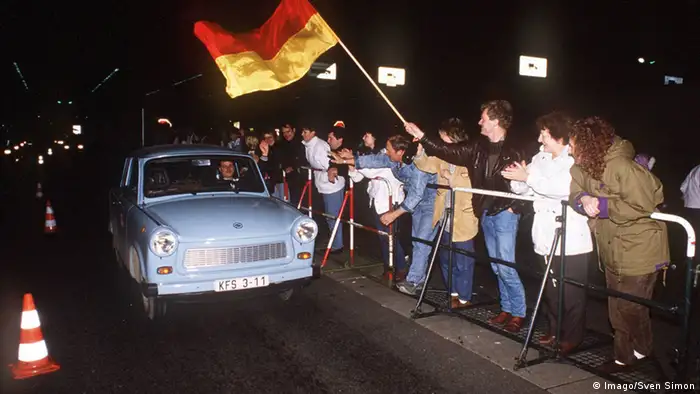 West Berliners greet a Trabi on the night the wall fell (Photo: Imago/Sven Simon)