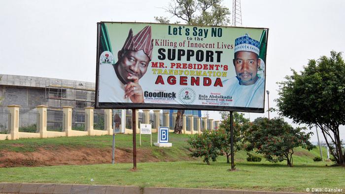 Werbeplakat von Präsident Goodluck Jonathan in Abuja, Nigeria (Foto: Katrin Gänsler/DW)