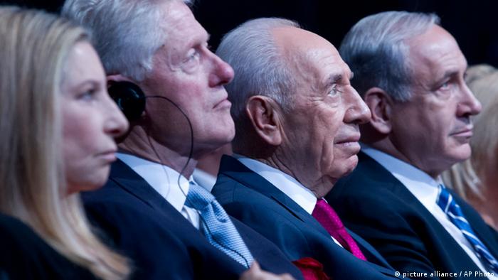 Israeli President Shimon Peres sits with former US President Bill Clinton during Peres' 90th birthday gala in Jerusalem, Tuesday June 18 2013. At left is singer Barbra Streisand and at right is Israeli PM Benjamin Netanyahu. (AP Photo/ Jim Hollander, pool)