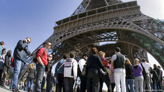 Vista de París bajo la Torre de Eiffel.