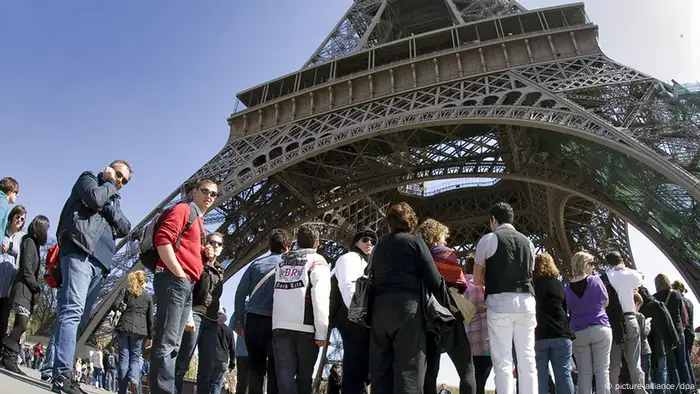 Frankreich Touristen warten am Eiffelturm in Paris (picture-alliance/dpa)