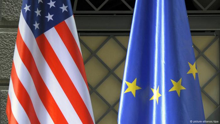 Europafahne und US-Flagge - Foto: Soeren Stache dpa