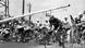 Tour-de-France-Fahrer kommen 1962 gerade noch unter einer sich senkenden Bahnschranke hindurch. Foto: dpa Tour-de-France-Fahrer kommen 1962 gerade noch unter einer sich senkenden Bahnschranke hindurch. Foto: dpa