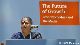 Die indische Physikerin, Menschenrechtlerin und Umweltaktivistin Vandana Shiva hält die Abschluss-Keynote beim Global Media Forum 2013 in Bonn: Ihr Thema: „Globalisierung und Werte“. Bonn, Global Media Forum, 19. Juni 2013, © DW/M. Magunia