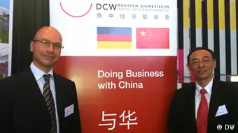 Das Seminar für chinesische Investoren „Unternehmensgründung in Deutschland“ fand am 19. Juni 2013 in Leverkusen statt. Einer der Veranstalter ist die Deutsch-Chinesische Wirtschaftsvereinigung. Auf dem Bild sind die Vorstandsmitglieder Alexander Hoeckle (l) und Wu Yi (r) zu sehen; Copyright: DW