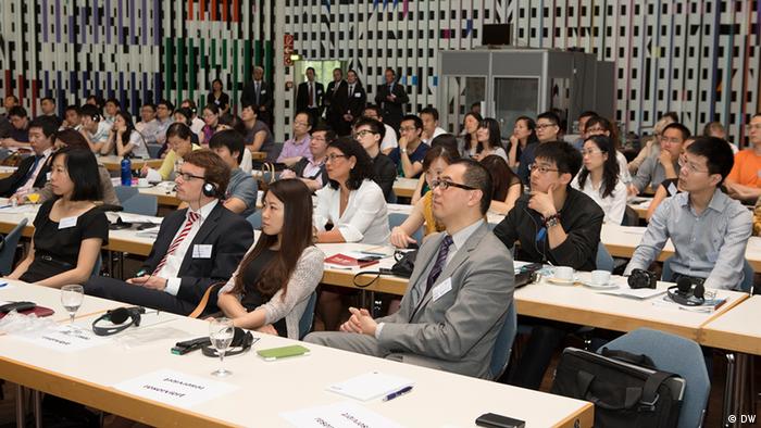 Das Seminar für chinesische Investoren „Unternehmensgründung in Deutschland“ fand am 19. Juni 2013 in Leverkusen statt. Teilnehmer im Konferenzraum; Copyright: DW