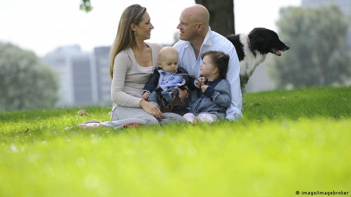 Symbolbild Familenpolitik Familie mit 2 Kindern