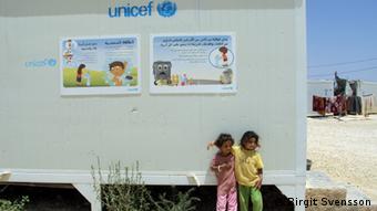 Zwei Kinder vor einem Container des UNHCR im Flüchtlingslager von Ramtha (Foto: Birgit Svensson/DW)