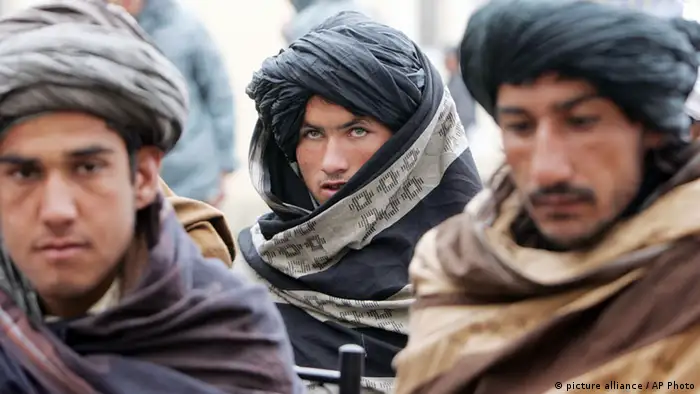 Ehemalige Taliban-Kämpfer bei Waffen Übergabe in Herat, Afghanistan