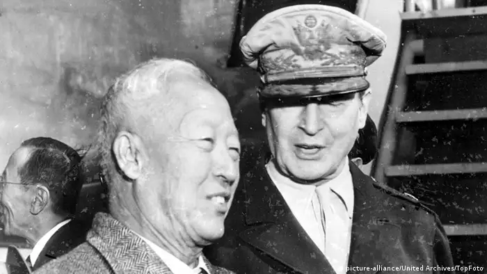 Korea Syngman Rhee und General MacArthur 28.06.21950 (picture-alliance/United Archives/TopFoto)