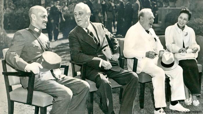 v.li: (sitzend) Tschiang-Kai-schek (China), F.D.Roosevelt (USA), Churchill (GB) und Frau Tschiang bei der Kairo-Konferenz im November 1943 (Foto: picture alliance/akg-images)