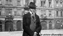 Franz Kafka in der Altstadt von Prag. Aufnahme um 1920. (Foto: picture alliance / dpa)