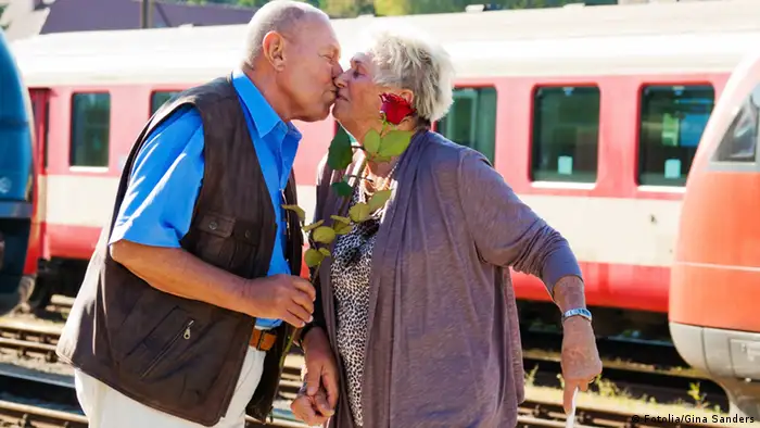  Senioren Paar am Bahnhof (Foto: Gina Sanders)