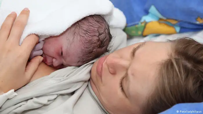Neugeborenes und Mutter kurz nach der Geburt