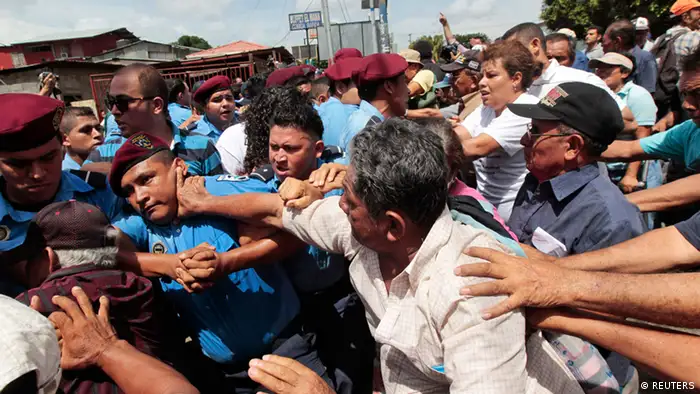 Rentenproteste: Ein Mann schlägt einen Polizisten in Nicaragua. (Foto: Reuters)