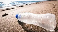 Leere Plastikflasche auf einem Strand
