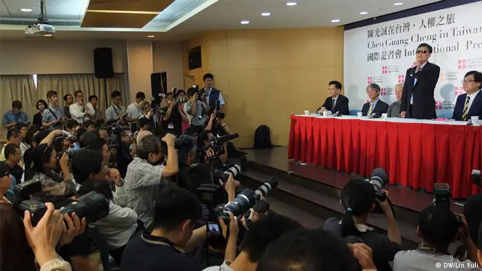 Der chinesische Menschenrechtsaktivist Chen Guangcheng besucht heute Taiwan. Er wird sich über die demokratische Entwicklung in Taiwan informieren und Vortrag im Parlament und der Taiwan-Universität geben. Copyright: DW/Lin Yuli 24.06.2013, Taipeh