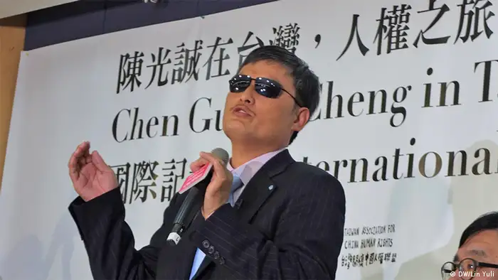 Der chinesische Menschenrechtsaktivist Chen Guangcheng besucht heute Taiwan. Er wird sich über die demokratische Entwicklung in Taiwan informieren und Vortrag im Parlament und der Taiwan-Universität geben. Copyright: DW/Lin Yuli 24.06.2013, Taipeh