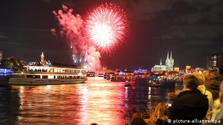 Feuerwerkskörper über dem Rhein und der Altstadt 