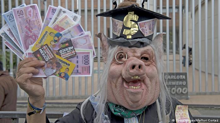 Ein Demonstrant in einem Schweinekostüm hält gefälschte Geldscheine in der Hand – Demonstration gegen Korruption und Wahlbetrug in Mexiko (Foto: Getty Images)