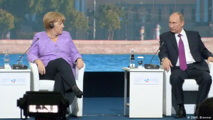 Bundeskanzlerin Angela Merkel und russischer Präsident Wladimir Putin beim Internationalen Wirtschaftsforum; 21.06.2013, St.Petersburg (Russland); Copyright: DW/A. Brenner