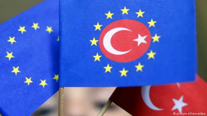 In einem kleinen Tischfähnlein sind am Dienstag (04.10.2005) in Frankfurt am Main die Flaggen der Europäischen Union (EU) und der Türkei vereint dargestellt. In der Nacht zuvor hatten die EU und die Türkei in Luxemburg Verhandlungen über einen türkischen Beitritt zur EU begonnen. Nach langem internen Streit hatten die EU-Außenminister den Verhandlungen zugestimmt. Die Türkische Gemeinde in Deutschland (TGD) begrüßte die Aufnahme von Beitrittsverhandlungen der EU mit der Türkei. Foto: Frank Rumpenhorst dpa (zu dpa 0532) +++(c) dpa - Report+++ pixel